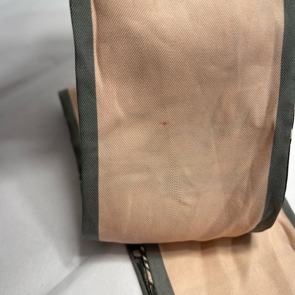 Louis Vuitton Twilly in Peach color, preloved. - Picture 9 of 10